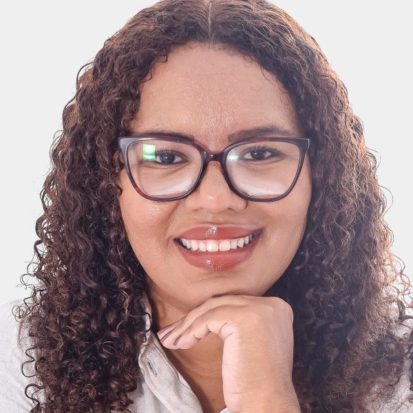 Simone Oliveira, psicóloga, sorrindo